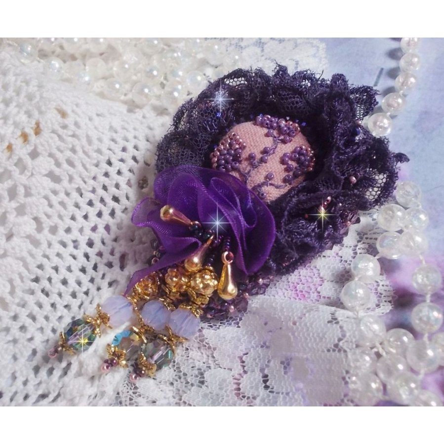 Romantische Lady broche geborduurd met jaren 50 paars kant, kristallen, rocailles en glazen kralen