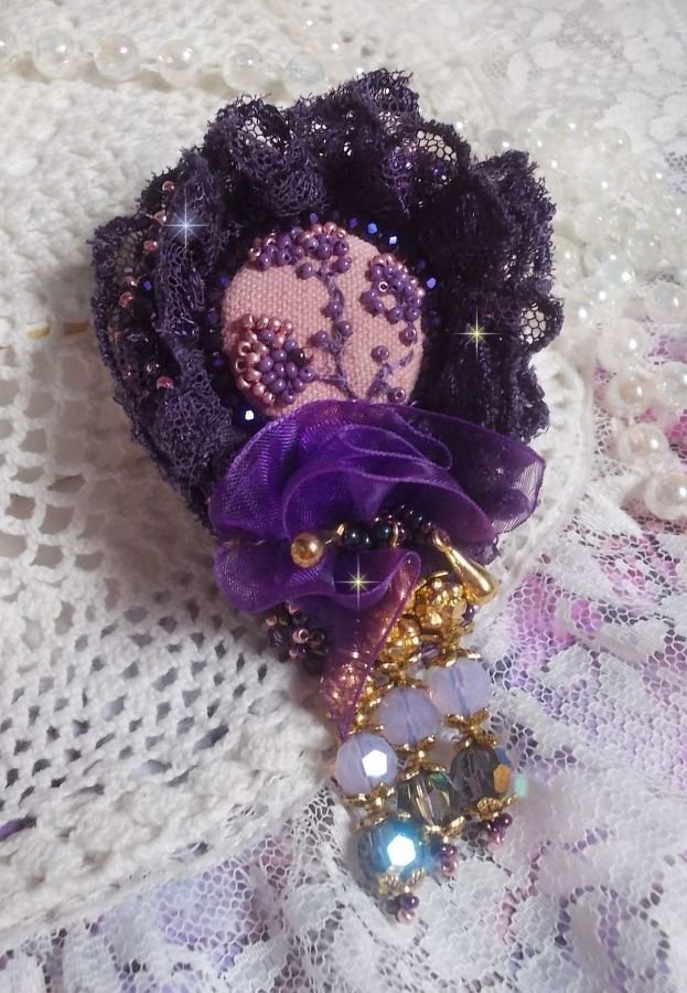 Romantische Lady broche geborduurd met jaren 50 paars kant, kristallen, rocailles en glazen kralen