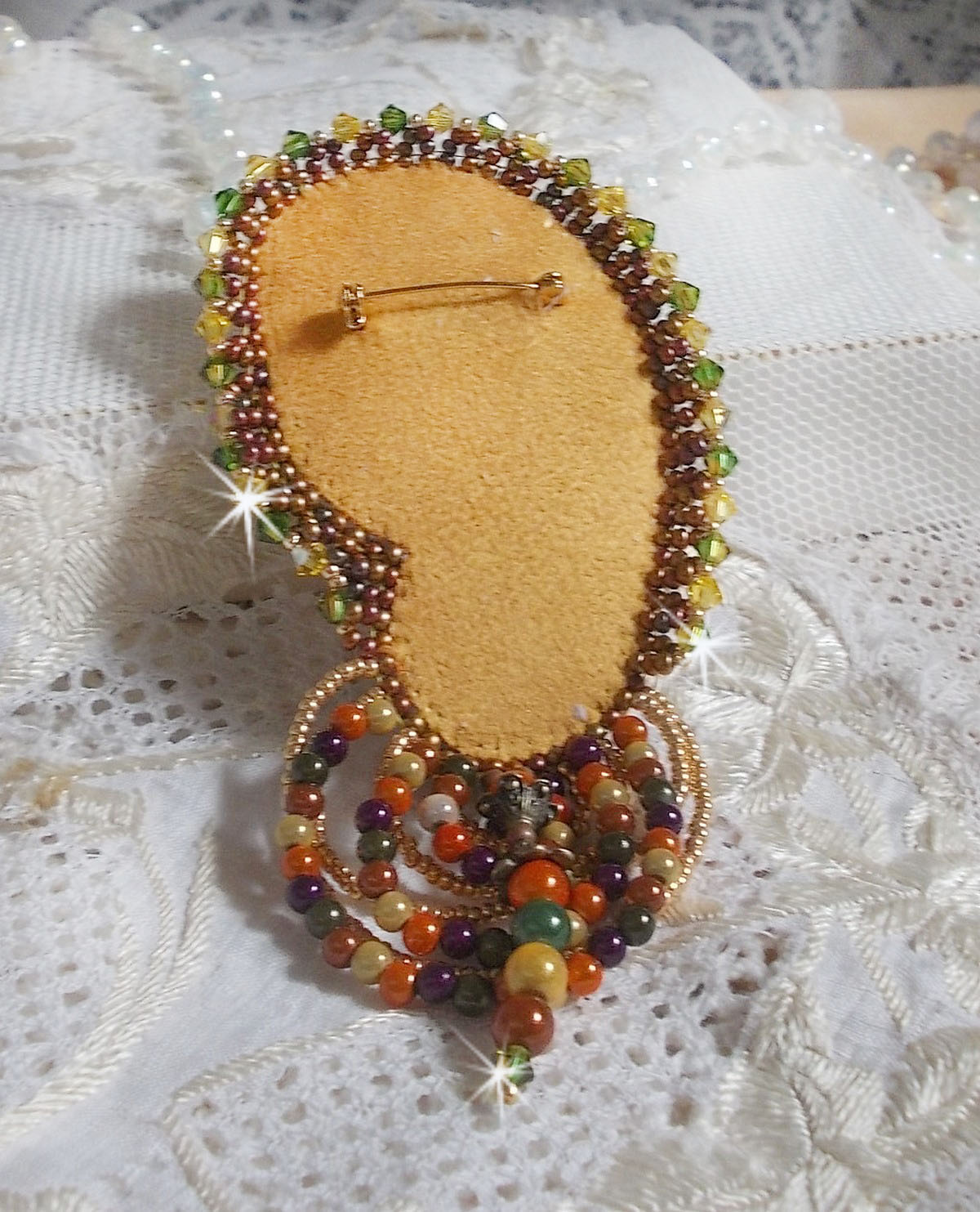 Venetiaanse maan broche geborduurd met zijden lint, magische kralen en Swarovski kristallen