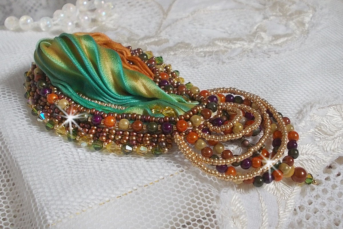 Venetiaanse maan broche geborduurd met zijden lint, magische kralen en Swarovski kristallen