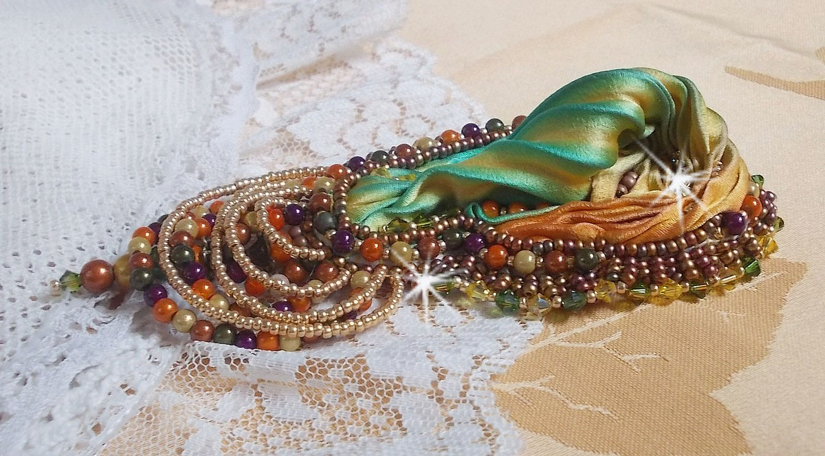 Venetiaanse maan broche geborduurd met zijden lint, magische kralen en Swarovski kristallen