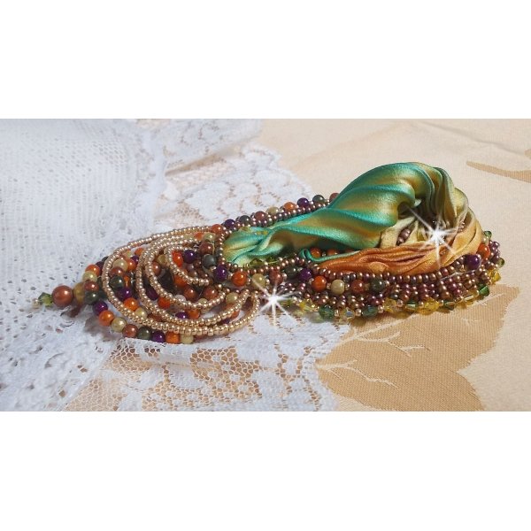 Venetiaanse maan broche geborduurd met zijden lint, magische kralen en Swarovski kristallen