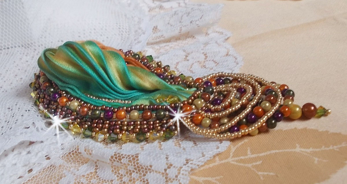 Venetiaanse maan broche geborduurd met zijden lint, magische kralen en Swarovski kristallen
