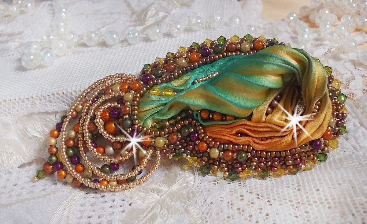 Venetiaanse maan broche geborduurd met zijden lint, magische kralen en Swarovski kristallen