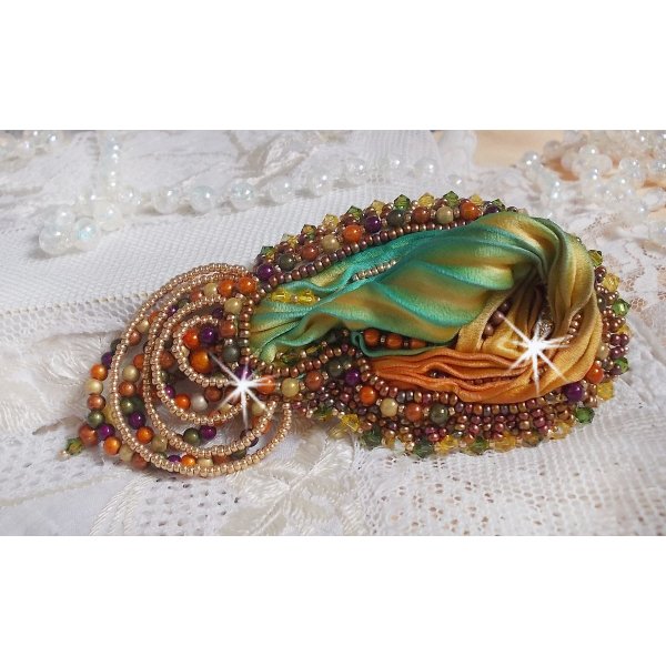 Venetiaanse maan broche geborduurd met zijden lint, magische kralen en Swarovski kristallen
