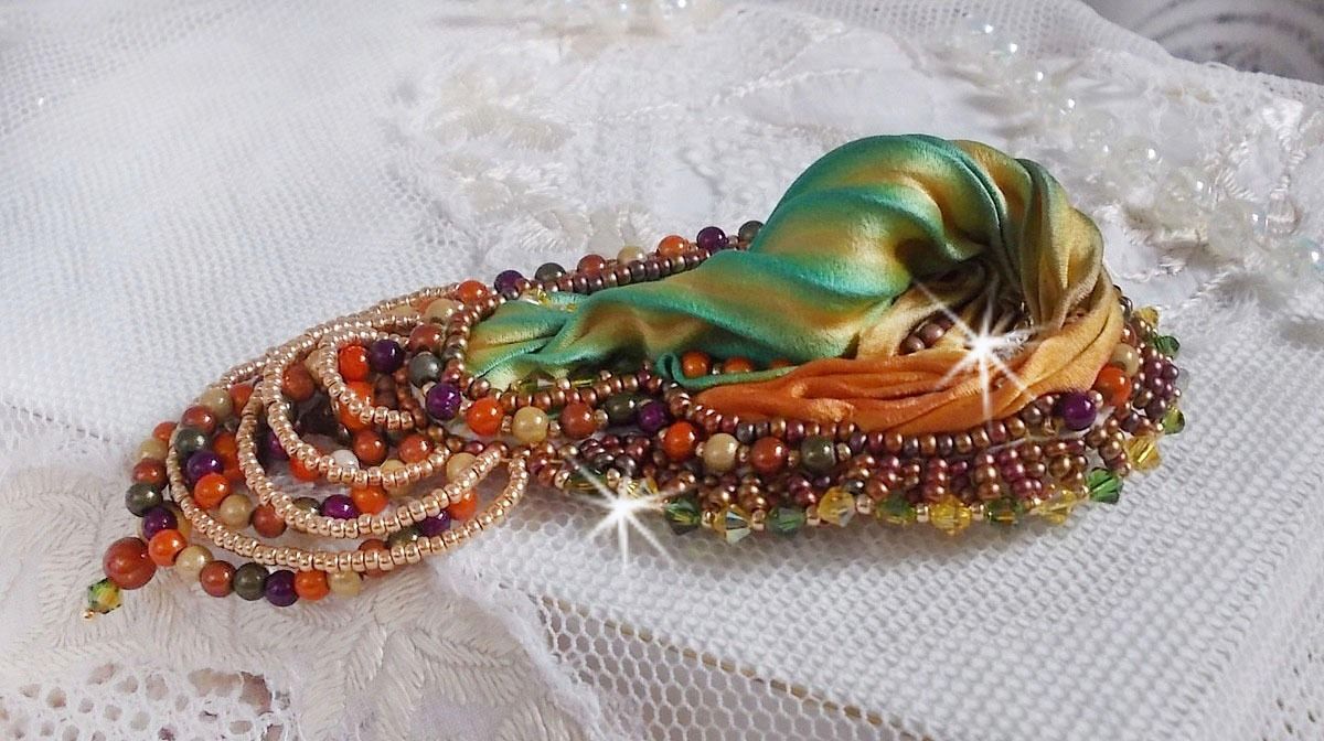 Venetiaanse maan broche geborduurd met zijden lint, magische kralen en Swarovski kristallen