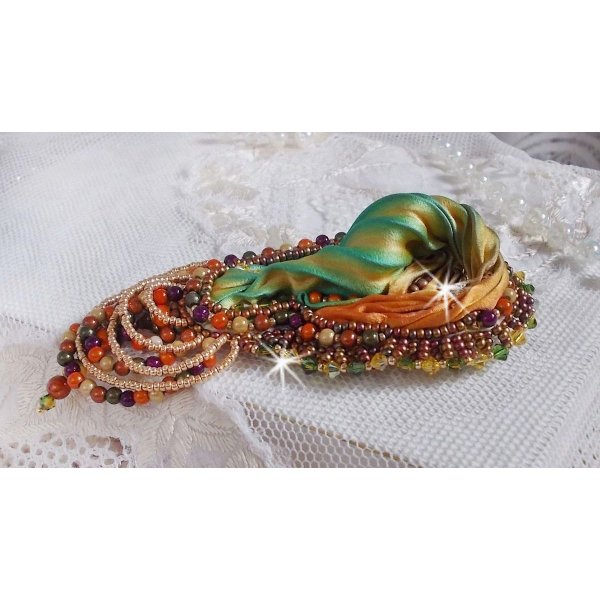 Venetiaanse maan broche geborduurd met zijden lint, magische kralen en Swarovski kristallen