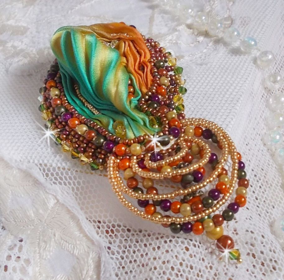 Venetiaanse maan broche geborduurd met zijden lint, magische kralen en Swarovski kristallen