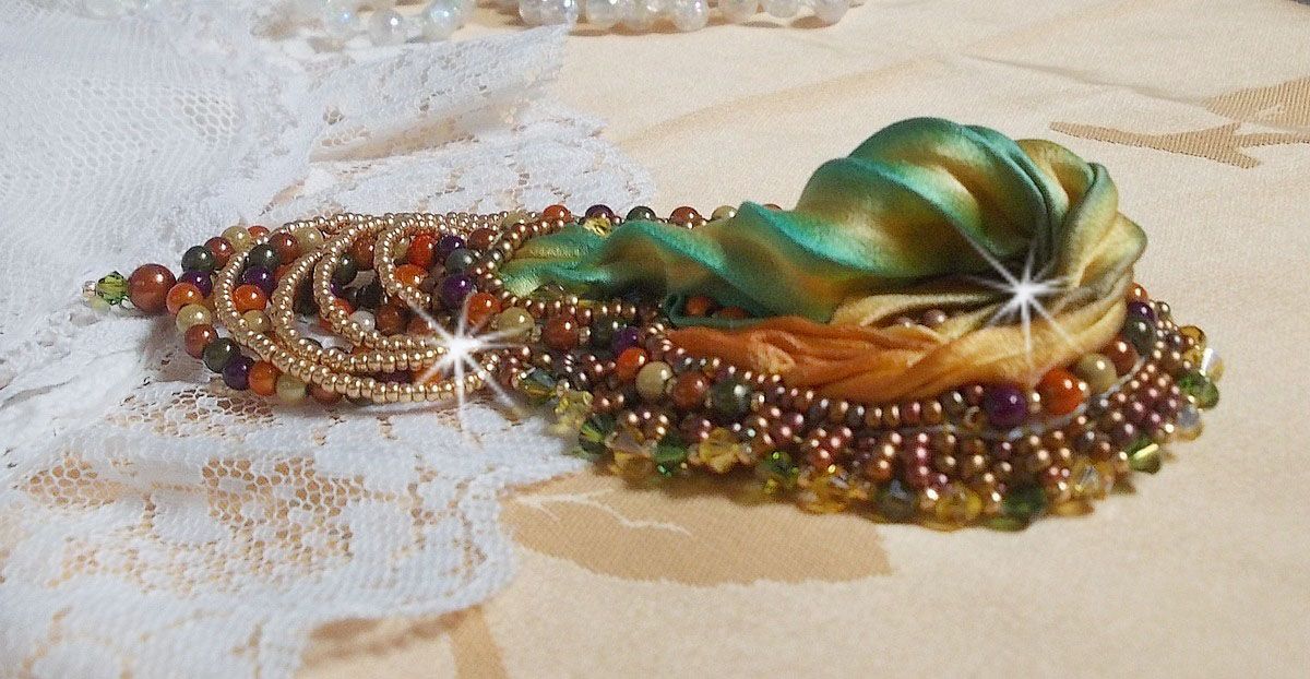 Venetiaanse maan broche geborduurd met zijden lint, magische kralen en Swarovski kristallen