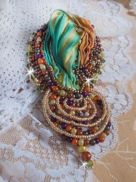 Venetiaanse maan broche geborduurd met zijden lint, magische kralen en Swarovski kristallen