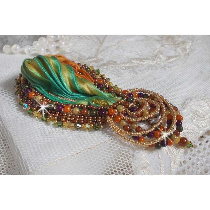 Venetiaanse maan broche geborduurd met zijden lint, magische kralen en Swarovski kristallen
