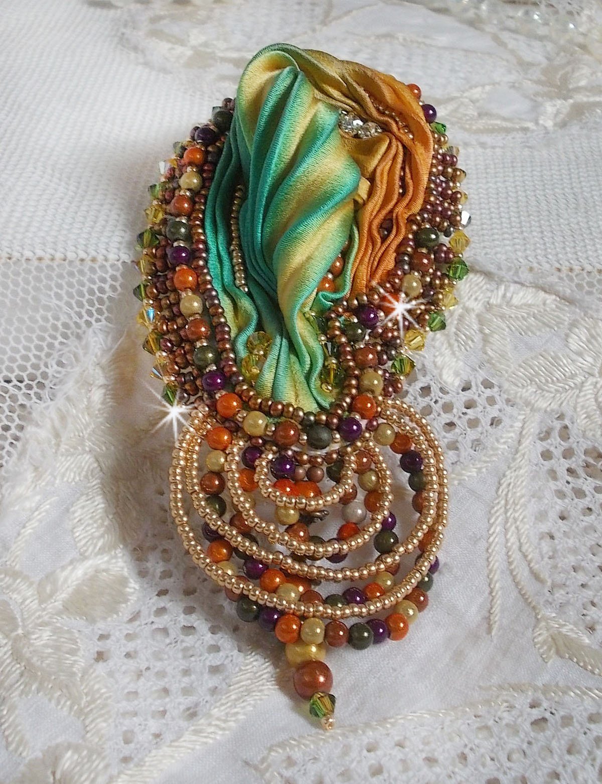 Venetiaanse maan broche geborduurd met zijden lint, magische kralen en Swarovski kristallen