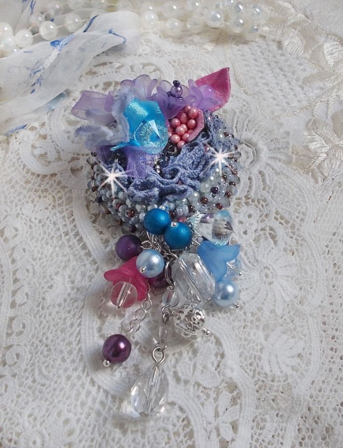 Mademoisellle Bluse Haute-couture broche geborduurd met Swarovski kristallen, parels, Lucite bloemen en prachtige rocailles.
