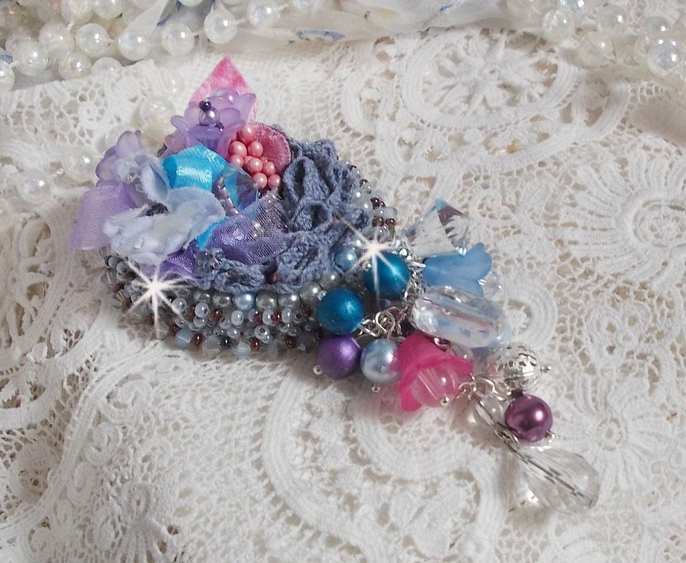 Mademoisellle Bluse Haute-couture broche geborduurd met Swarovski kristallen, parels, Lucite bloemen en prachtige rocailles.