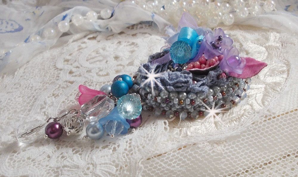 Mademoisellle Bluse Haute-couture broche geborduurd met Swarovski kristallen, parels, Lucite bloemen en prachtige rocailles.