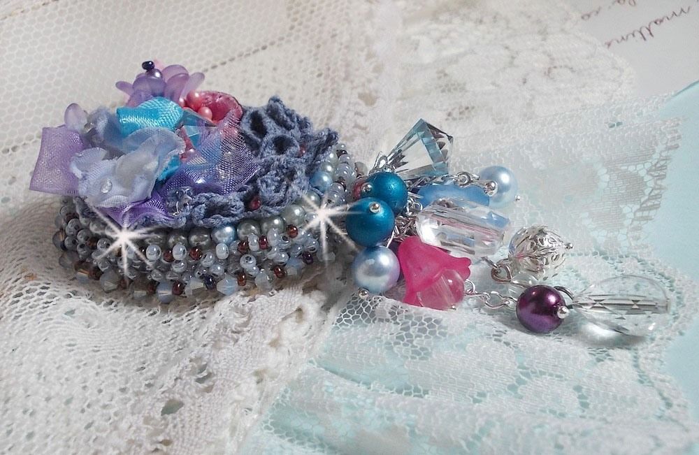 Mademoisellle Bluse Haute-couture broche geborduurd met Swarovski kristallen, parels, Lucite bloemen en prachtige rocailles.