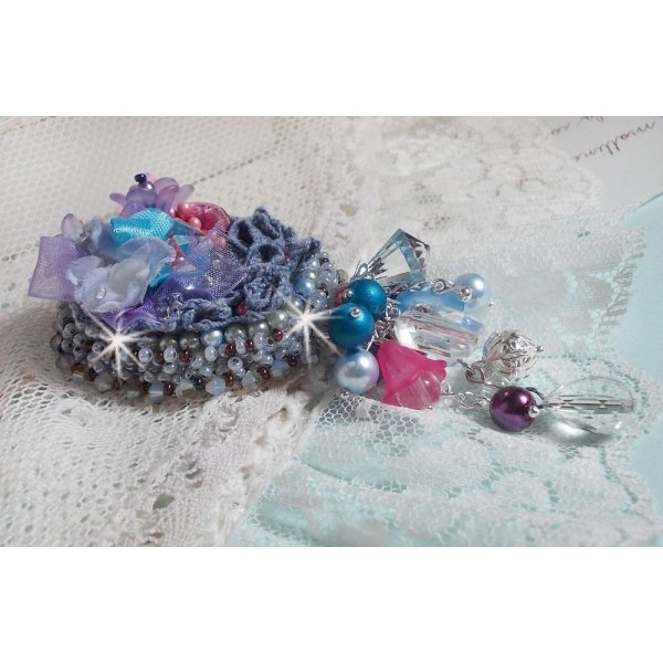 Mademoisellle Bluse Haute-couture broche geborduurd met Swarovski kristallen, parels, Lucite bloemen en prachtige rocailles.