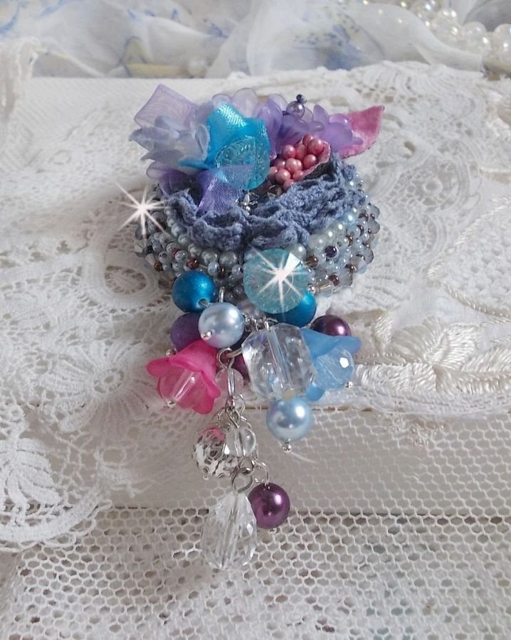 Mademoisellle Bluse Haute-couture broche geborduurd met Swarovski kristallen, parels, Lucite bloemen en prachtige rocailles.