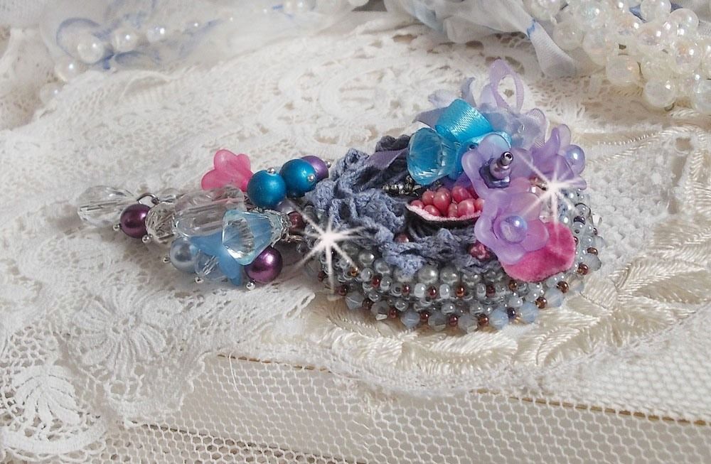 Mademoisellle Bluse Haute-couture broche geborduurd met Swarovski kristallen, parels, Lucite bloemen en prachtige rocailles.