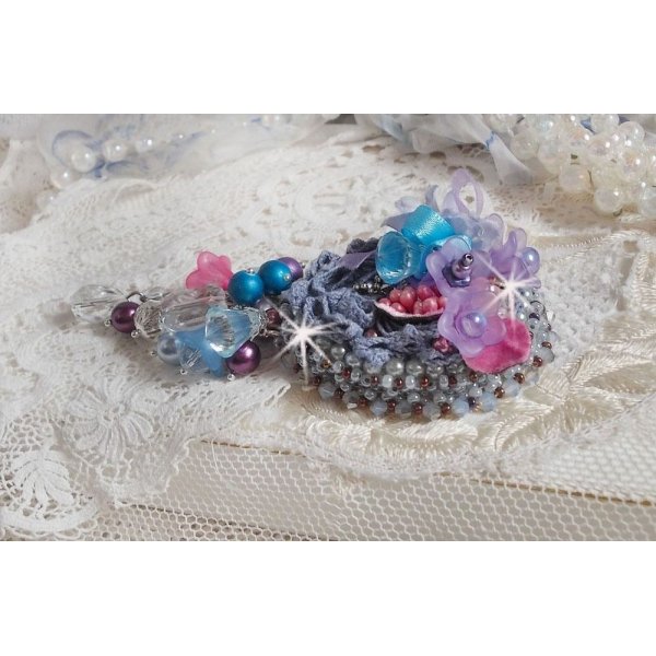 Mademoisellle Bluse Haute-couture broche geborduurd met Swarovski kristallen, parels, Lucite bloemen en prachtige rocailles.