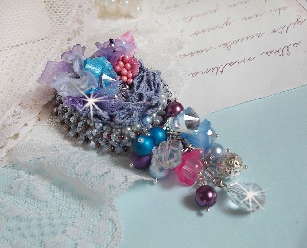 Mademoisellle Bluse Haute-couture broche geborduurd met Swarovski kristallen, parels, Lucite bloemen en prachtige rocailles.