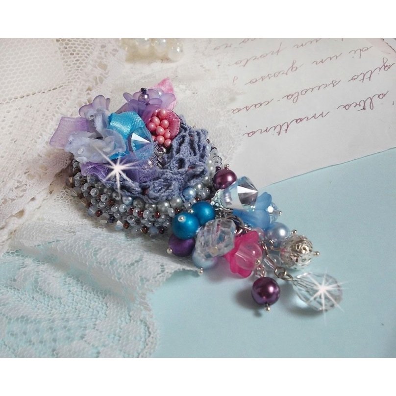 Mademoisellle Bluse Haute-couture broche geborduurd met Swarovski kristallen, parels, Lucite bloemen en prachtige rocailles.