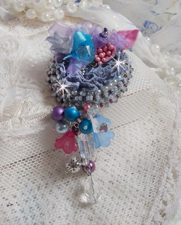 Mademoisellle Bluse Haute-couture broche geborduurd met Swarovski kristallen, parels, Lucite bloemen en prachtige rocailles.