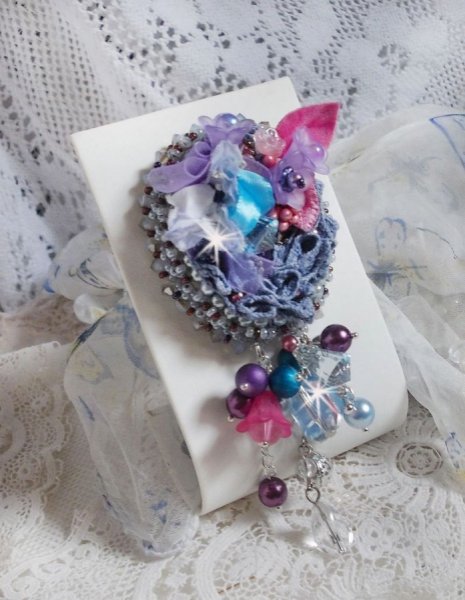 Mademoisellle Bluse Haute-couture broche geborduurd met Swarovski kristallen, parels, Lucite bloemen en prachtige rocailles.