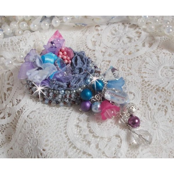 Mademoisellle Bluse Haute-couture broche geborduurd met Swarovski kristallen, parels, Lucite bloemen en prachtige rocailles.