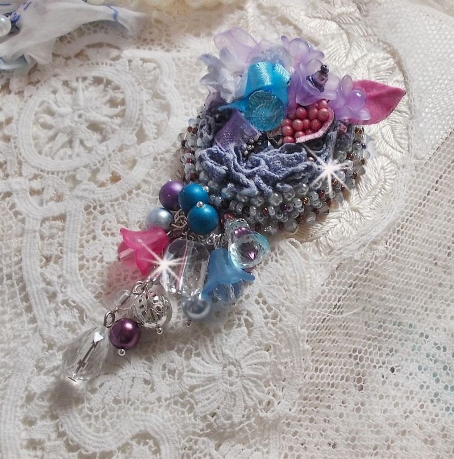 Mademoisellle Bluse Haute-couture broche geborduurd met Swarovski kristallen, parels, Lucite bloemen en prachtige rocailles.