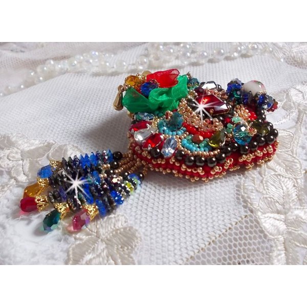 Broche Mia Haute-Couture brod&eacute;e avec des Cristaux de Swarovski, un cabochon vintage des ann&eacute;es 1960, des fleurs Lucite, des perles rondes nacr&eacute;es et des rocailles, 