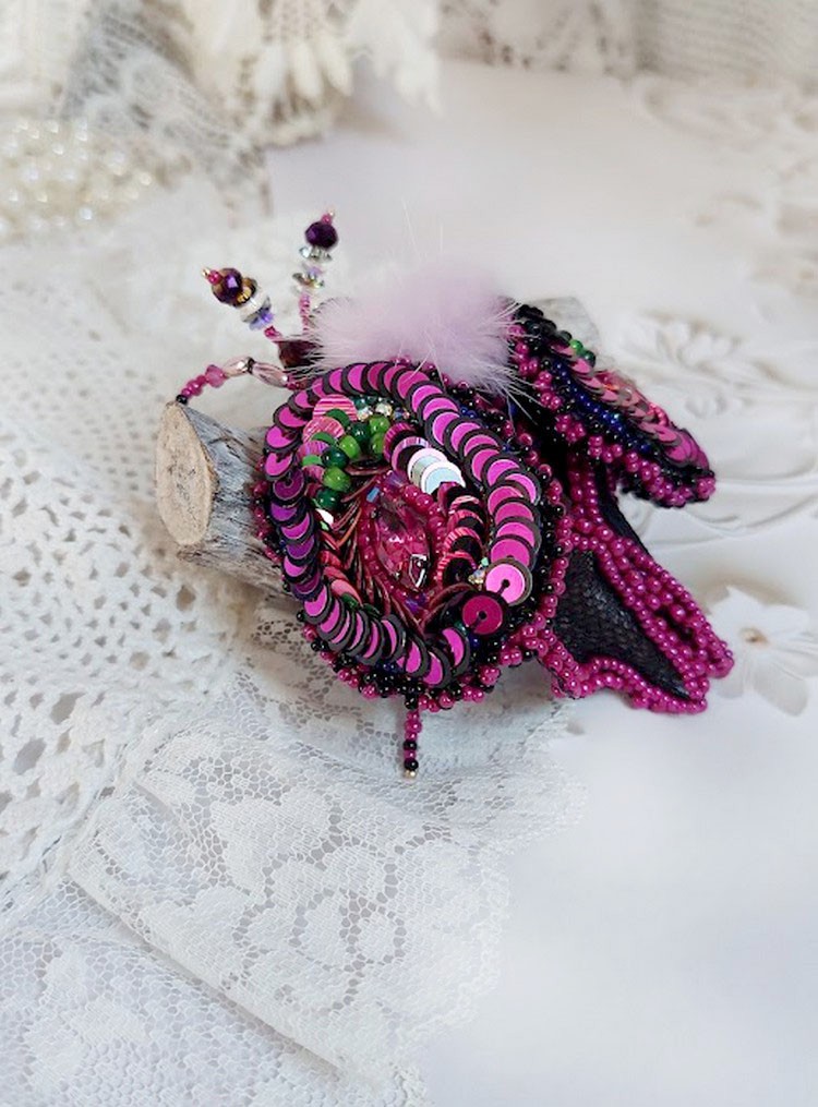 Broche Mouchi Rose Fuchsia et Noir brodée avec sequins, strass, perles verres, rocailles et perles cristal Swarovski