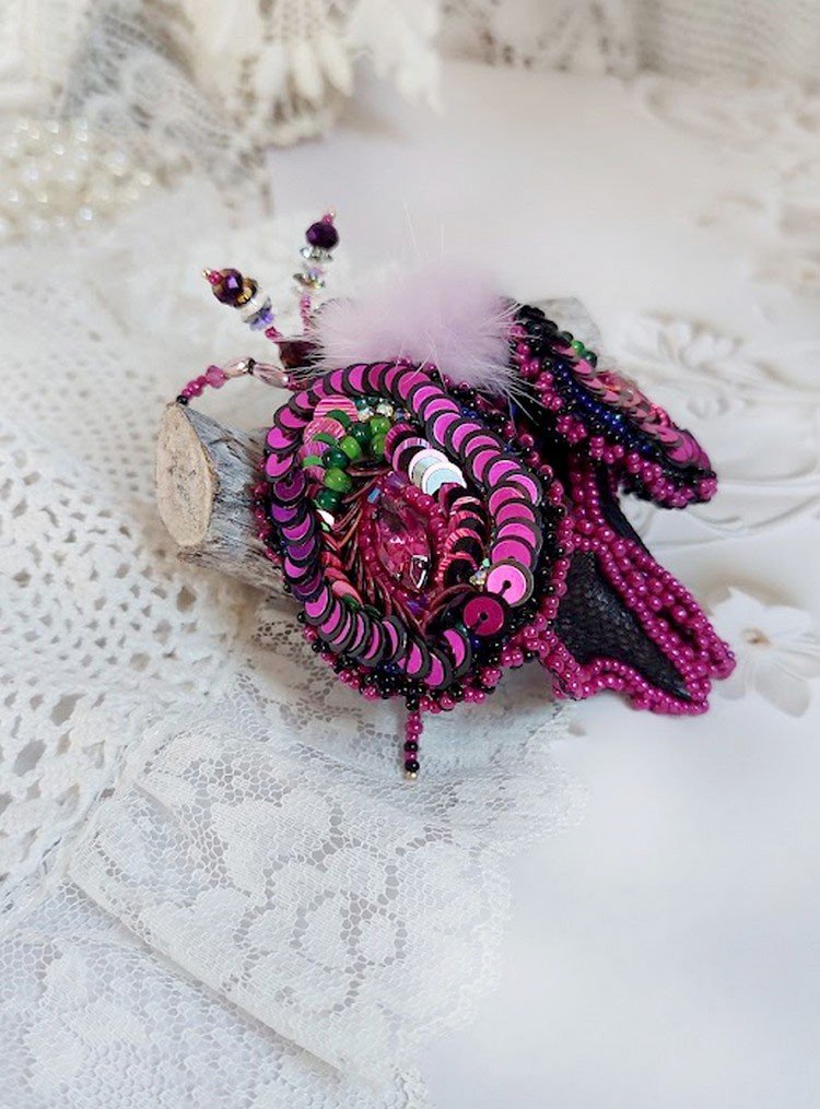 Broche Mouchi Rose Fuchsia et Noir brodée avec sequins, strass, perles verres, rocailles et perles cristal Swarovski