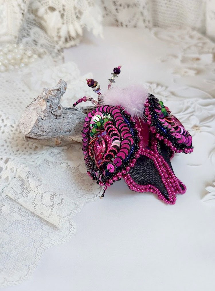 Broche Mouchi Rose Fuchsia et Noir brodée avec sequins, strass, perles verres, rocailles et perles cristal Swarovski