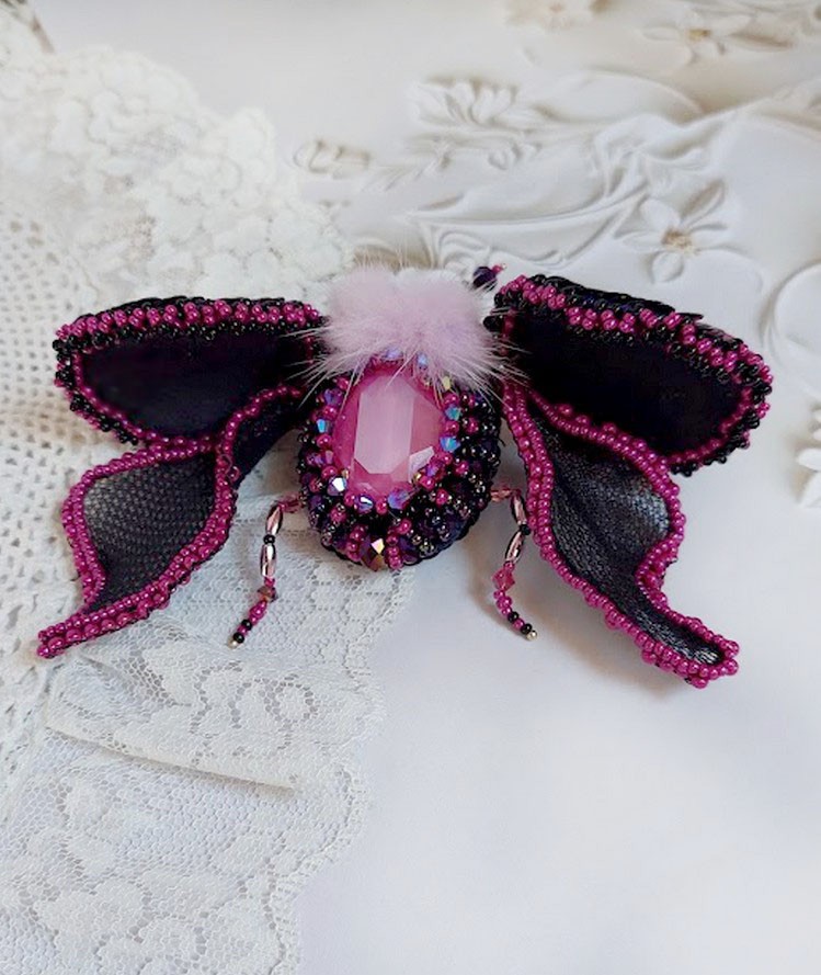 Broche Mouchi Rose Fuchsia et Noir brodée avec sequins, strass, perles verres, rocailles et perles cristal Swarovski