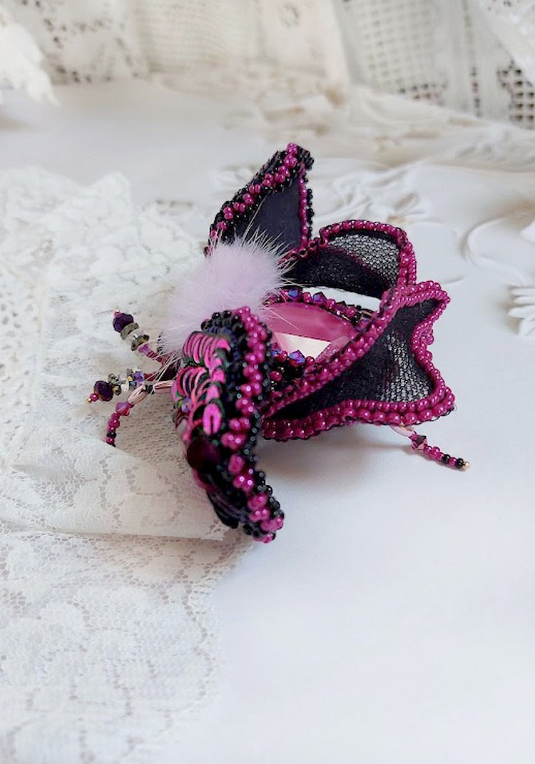 Broche Mouchi Rose Fuchsia et Noir brodée avec sequins, strass, perles verres, rocailles et perles cristal Swarovski