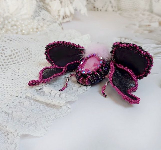 Broche Mouchi Rose Fuchsia et Noir brodée avec sequins, strass, perles verres, rocailles et perles cristal Swarovski