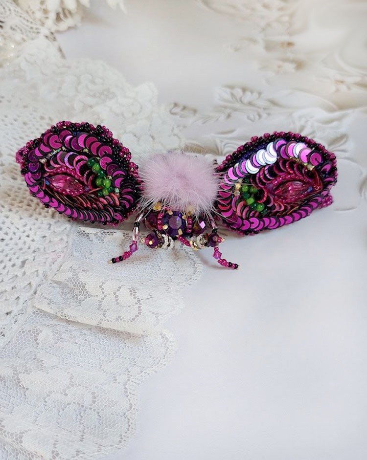 Broche Mouchi Rose Fuchsia et Noir brodée avec sequins, strass, perles verres, rocailles et perles cristal Swarovski