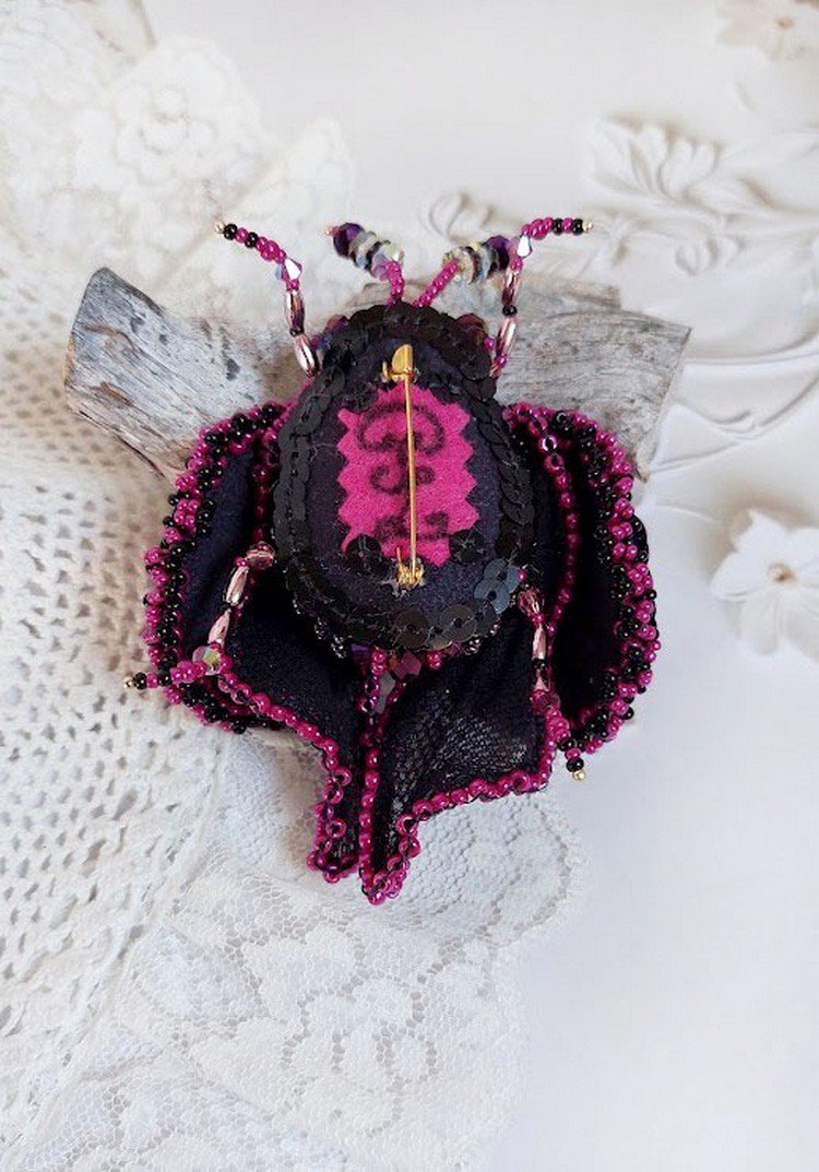 Broche Mouchi Rose Fuchsia et Noir brodée avec sequins, strass, perles verres, rocailles et perles cristal Swarovski