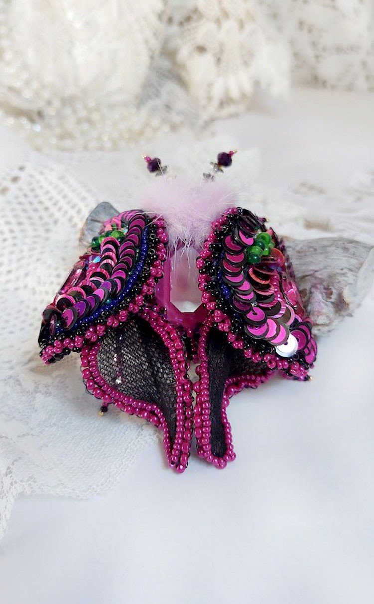 Broche Mouchi Rose Fuchsia et Noir brodée avec sequins, strass, perles verres, rocailles et perles cristal Swarovski