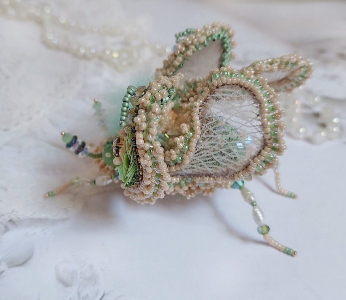 Broche Mouchon Terra Caramel brod&eacute; avec perles verres, sequins, dentelle et perles cristal Swarovski.