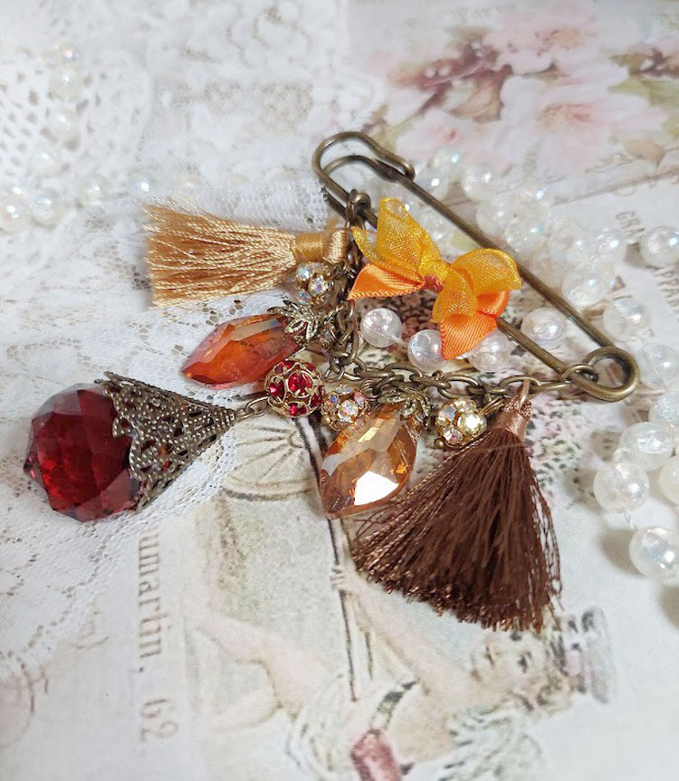 Broche M&eacute;line des Bois &eacute;pingle cr&eacute;&eacute;e avec rondes strass, pompons, gouttes verre, cha&icirc;ne et boule de boh&egrave;me en verre