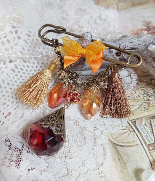 Broche M&eacute;line des Bois &eacute;pingle cr&eacute;&eacute;e avec rondes strass, pompons, gouttes verre, cha&icirc;ne et boule de boh&egrave;me en verre