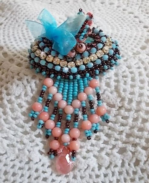 Naiad broche geborduurd met edelsteen kralen (Turkoois en Koraal), kristallen, koeienhuid en rocailles.
