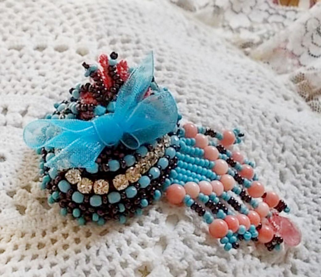 Naiad broche geborduurd met edelsteen kralen (Turkoois en Koraal), kristallen, koeienhuid en rocailles.