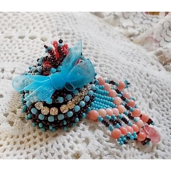 Naiad broche geborduurd met edelsteen kralen (Turkoois en Koraal), kristallen, koeienhuid en rocailles.