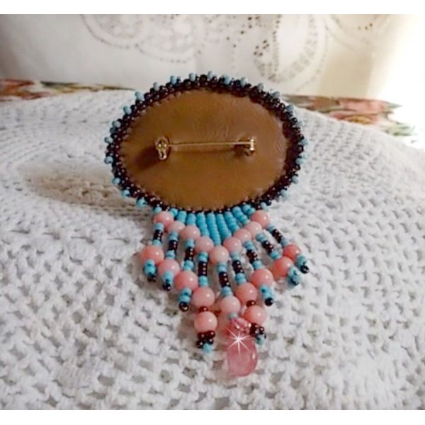 Naiad broche geborduurd met edelsteen kralen (Turkoois en Koraal), kristallen, koeienhuid en rocailles.