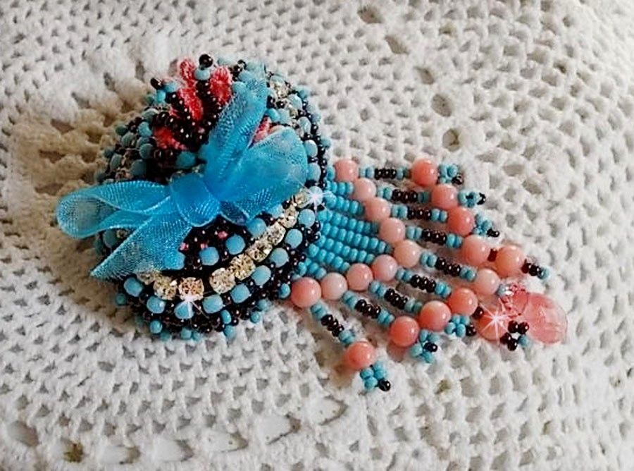 Naiad broche geborduurd met edelsteen kralen (Turkoois en Koraal), kristallen, koeienhuid en rocailles.