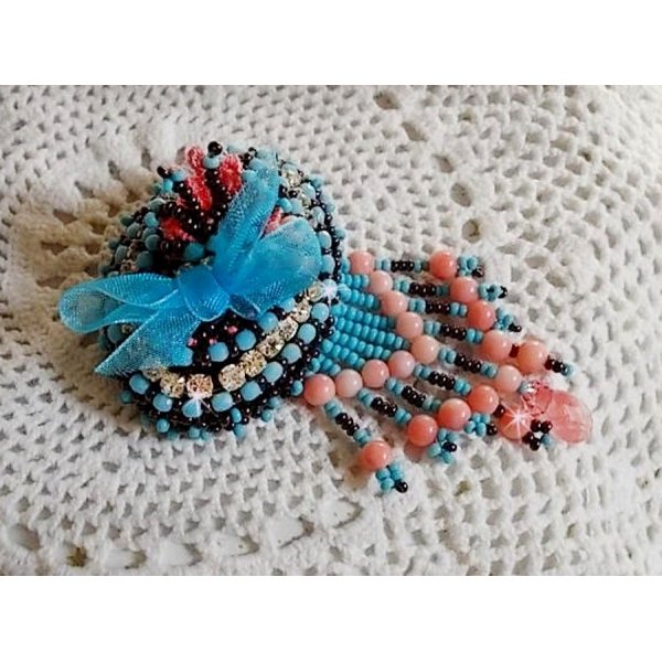 Naiad broche geborduurd met edelsteen kralen (Turkoois en Koraal), kristallen, koeienhuid en rocailles.