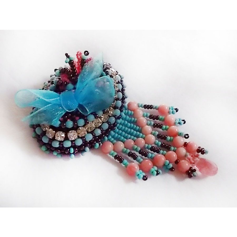 Naiad broche geborduurd met edelsteen kralen (Turkoois en Koraal), kristallen, koeienhuid en rocailles.